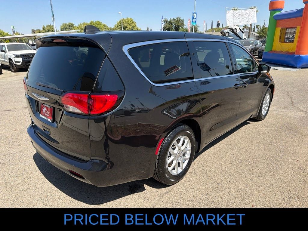 2023 Chrysler Voyager LX